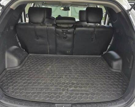 Белый Хендай Санта Фе, объемом двигателя 2.36 л и пробегом 180 тыс. км за 13000 $, фото 8 на Automoto.ua