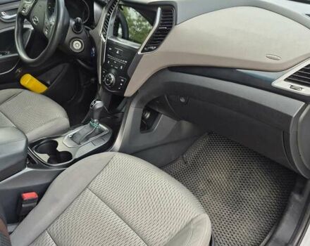 Белый Хендай Санта Фе, объемом двигателя 2.36 л и пробегом 180 тыс. км за 13000 $, фото 2 на Automoto.ua