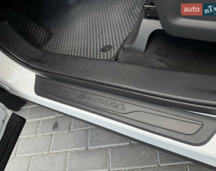 Білий Хендай Санта Фе, об'ємом двигуна 2.36 л та пробігом 177 тис. км за 13300 $, фото 69 на Automoto.ua