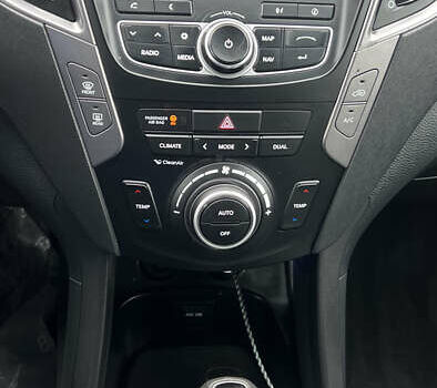 Белый Хендай Санта Фе, объемом двигателя 2.2 л и пробегом 226 тыс. км за 18999 $, фото 1 на Automoto.ua