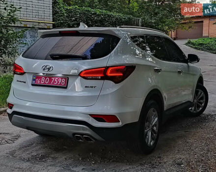 Белый Хендай Санта Фе, объемом двигателя 2 л и пробегом 183 тыс. км за 19555 $, фото 2 на Automoto.ua