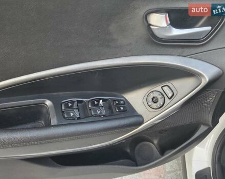 Белый Хендай Санта Фе, объемом двигателя 2.2 л и пробегом 367 тыс. км за 17500 $, фото 7 на Automoto.ua