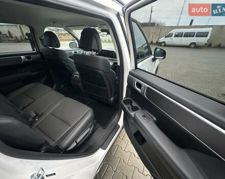 Белый Хендай Санта Фе, объемом двигателя 2.5 л и пробегом 4 тыс. км за 27900 $, фото 13 на Automoto.ua