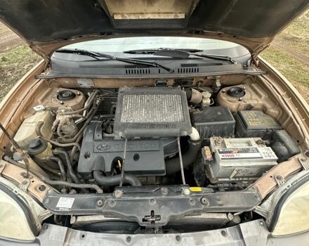 Бежевий Хендай Санта Фе, об'ємом двигуна 2 л та пробігом 385 тис. км за 4300 $, фото 3 на Automoto.ua