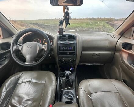 Бежевий Хендай Санта Фе, об'ємом двигуна 2 л та пробігом 385 тис. км за 4300 $, фото 4 на Automoto.ua