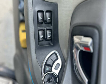 Черный Хендай Санта Фе, объемом двигателя 2.4 л и пробегом 300 тыс. км за 5800 $, фото 7 на Automoto.ua