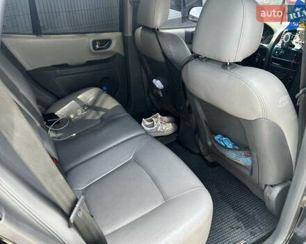 Черный Хендай Санта Фе, объемом двигателя 2.4 л и пробегом 300 тыс. км за 5800 $, фото 5 на Automoto.ua