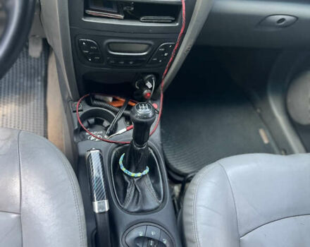 Черный Хендай Санта Фе, объемом двигателя 2.4 л и пробегом 300 тыс. км за 5800 $, фото 4 на Automoto.ua