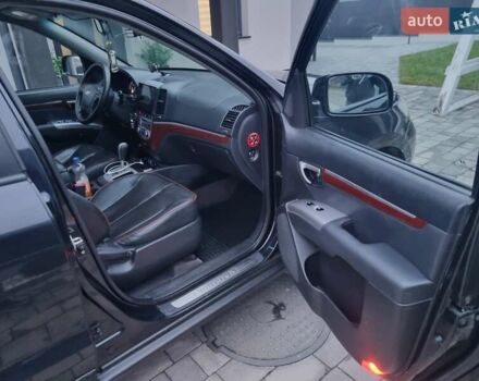 Черный Хендай Санта Фе, объемом двигателя 2.19 л и пробегом 310 тыс. км за 10200 $, фото 11 на Automoto.ua