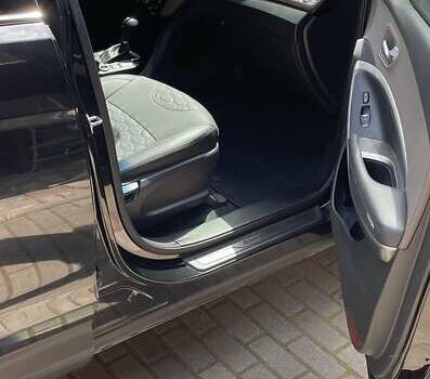 Черный Хендай Санта Фе, объемом двигателя 2.36 л и пробегом 125 тыс. км за 16700 $, фото 4 на Automoto.ua