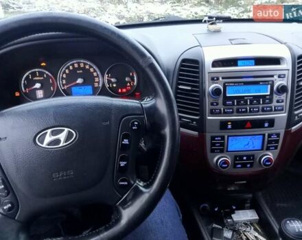 Красный Хендай Санта Фе, объемом двигателя 2.2 л и пробегом 296 тыс. км за 8800 $, фото 9 на Automoto.ua