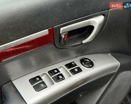 Красный Хендай Санта Фе, объемом двигателя 2.2 л и пробегом 331 тыс. км за 10490 $, фото 16 на Automoto.ua