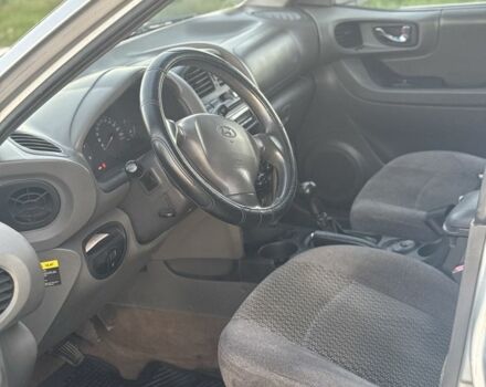 Серый Хендай Санта Фе, объемом двигателя 2 л и пробегом 300 тыс. км за 2999 $, фото 5 на Automoto.ua