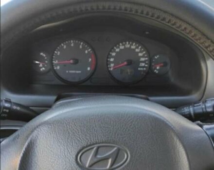 Серый Хендай Санта Фе, объемом двигателя 2 л и пробегом 312 тыс. км за 6000 $, фото 2 на Automoto.ua