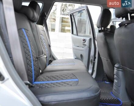 Сірий Хендай Санта Фе, об'ємом двигуна 2 л та пробігом 238 тис. км за 5800 $, фото 17 на Automoto.ua