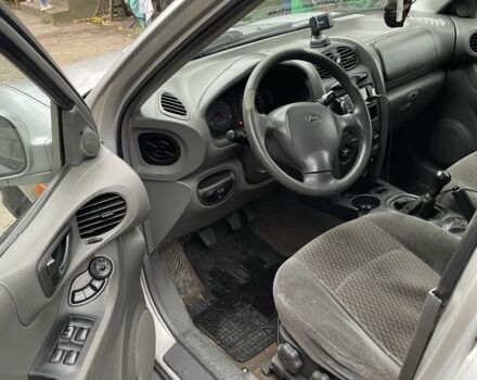 Серый Хендай Санта Фе, объемом двигателя 2 л и пробегом 272 тыс. км за 2800 $, фото 4 на Automoto.ua