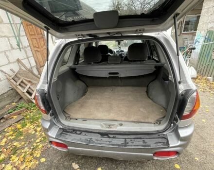 Серый Хендай Санта Фе, объемом двигателя 2 л и пробегом 272 тыс. км за 2800 $, фото 3 на Automoto.ua