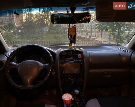 Серый Хендай Санта Фе, объемом двигателя 2 л и пробегом 379 тыс. км за 5000 $, фото 5 на Automoto.ua