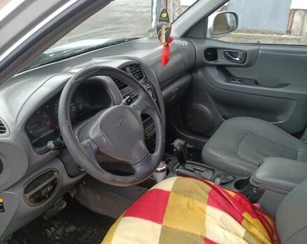 Серый Хендай Санта Фе, объемом двигателя 1.99 л и пробегом 350 тыс. км за 4200 $, фото 6 на Automoto.ua