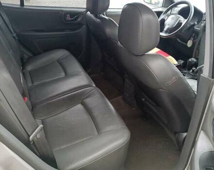 Серый Хендай Санта Фе, объемом двигателя 1.99 л и пробегом 350 тыс. км за 4200 $, фото 7 на Automoto.ua