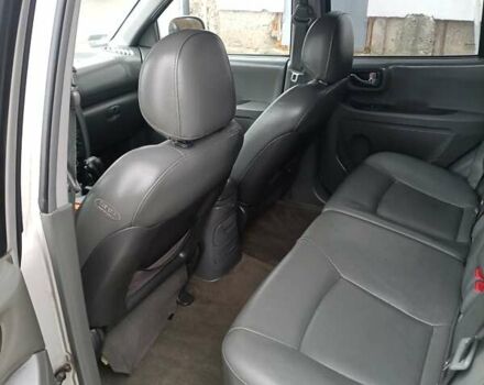 Серый Хендай Санта Фе, объемом двигателя 1.99 л и пробегом 350 тыс. км за 4200 $, фото 5 на Automoto.ua