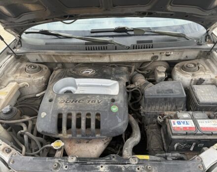 Серый Хендай Санта Фе, объемом двигателя 2.4 л и пробегом 300 тыс. км за 2200 $, фото 8 на Automoto.ua