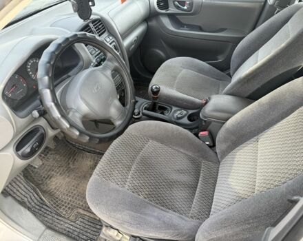 Серый Хендай Санта Фе, объемом двигателя 2.4 л и пробегом 300 тыс. км за 2200 $, фото 7 на Automoto.ua