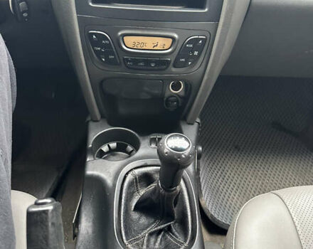 Серый Хендай Санта Фе, объемом двигателя 2 л и пробегом 289 тыс. км за 3600 $, фото 14 на Automoto.ua