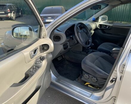 Серый Хендай Санта Фе, объемом двигателя 2.7 л и пробегом 270 тыс. км за 4800 $, фото 5 на Automoto.ua