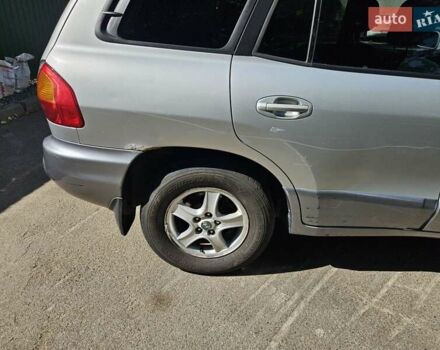 Серый Хендай Санта Фе, объемом двигателя 1.99 л и пробегом 214 тыс. км за 5300 $, фото 5 на Automoto.ua
