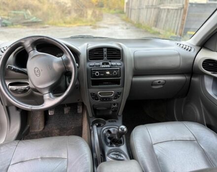 Серый Хендай Санта Фе, объемом двигателя 2 л и пробегом 200 тыс. км за 3200 $, фото 3 на Automoto.ua