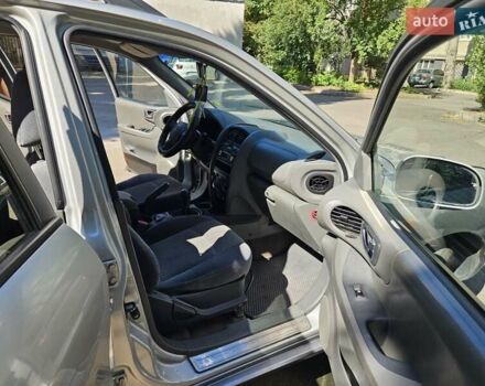 Серый Хендай Санта Фе, объемом двигателя 1.99 л и пробегом 214 тыс. км за 5300 $, фото 11 на Automoto.ua