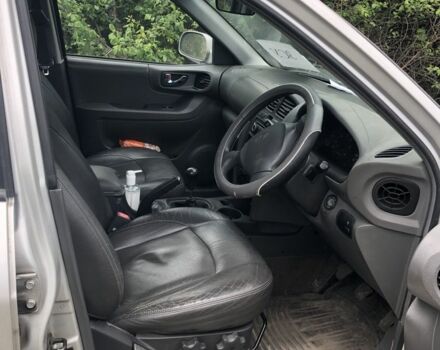 Серый Хендай Санта Фе, объемом двигателя 2 л и пробегом 280 тыс. км за 3000 $, фото 2 на Automoto.ua