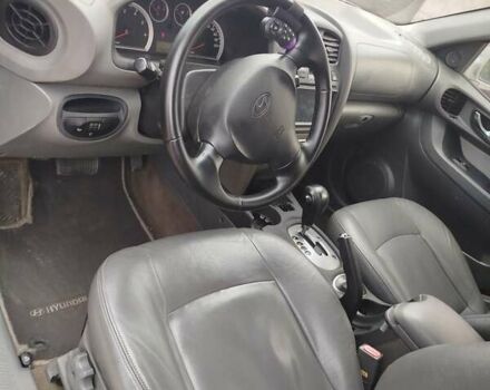 Серый Хендай Санта Фе, объемом двигателя 1.99 л и пробегом 268 тыс. км за 8000 $, фото 5 на Automoto.ua