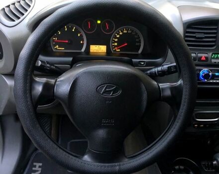 Серый Хендай Санта Фе, объемом двигателя 2 л и пробегом 278 тыс. км за 6850 $, фото 6 на Automoto.ua