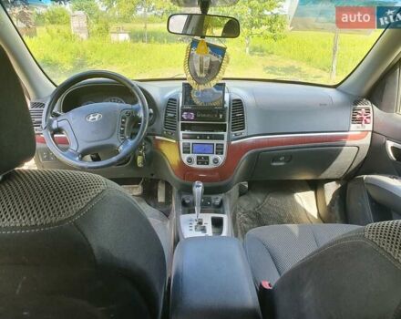 Серый Хендай Санта Фе, объемом двигателя 2.19 л и пробегом 329 тыс. км за 9300 $, фото 5 на Automoto.ua