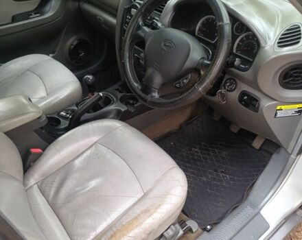 Серый Хендай Санта Фе, объемом двигателя 2 л и пробегом 290 тыс. км за 2650 $, фото 8 на Automoto.ua