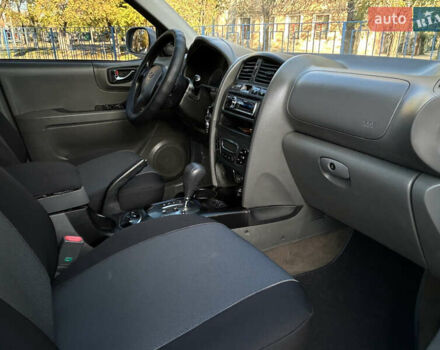 Серый Хендай Санта Фе, объемом двигателя 2 л и пробегом 278 тыс. км за 7299 $, фото 10 на Automoto.ua