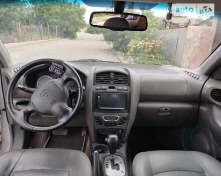 Серый Хендай Санта Фе, объемом двигателя 1.99 л и пробегом 268 тыс. км за 8000 $, фото 6 на Automoto.ua