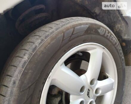 Серый Хендай Санта Фе, объемом двигателя 1.99 л и пробегом 268 тыс. км за 8000 $, фото 4 на Automoto.ua