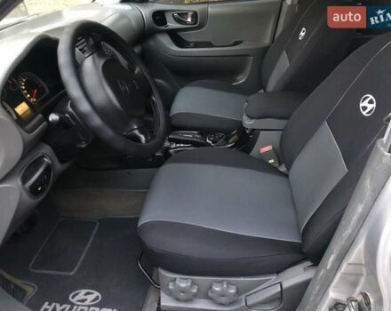 Хендай Санта Фе 2005 в Николаеве на Automoto.ua Серый Хендай Санта Фе, объемом двигателя 1.99 л и пробегом 278 тыс. км за 6850 $, фото 2 на Automoto.ua