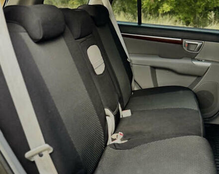 Серый Хендай Санта Фе, объемом двигателя 2.18 л и пробегом 350 тыс. км за 8799 $, фото 9 на Automoto.ua