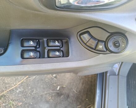 Серый Хендай Санта Фе, объемом двигателя 2 л и пробегом 263 тыс. км за 3600 $, фото 7 на Automoto.ua