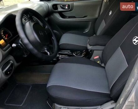 Серый Хендай Санта Фе, объемом двигателя 2 л и пробегом 278 тыс. км за 6850 $, фото 3 на Automoto.ua