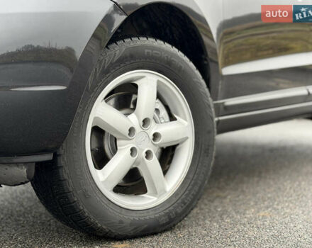 Серый Хендай Санта Фе, объемом двигателя 2.2 л и пробегом 232 тыс. км за 10555 $, фото 5 на Automoto.ua