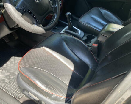 Серый Хендай Санта Фе, объемом двигателя 2.7 л и пробегом 215 тыс. км за 9700 $, фото 4 на Automoto.ua