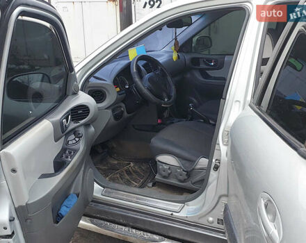 Серый Хендай Санта Фе, объемом двигателя 2 л и пробегом 200 тыс. км за 7650 $, фото 7 на Automoto.ua