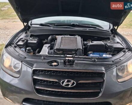 Серый Хендай Санта Фе, объемом двигателя 2.19 л и пробегом 296 тыс. км за 9700 $, фото 4 на Automoto.ua