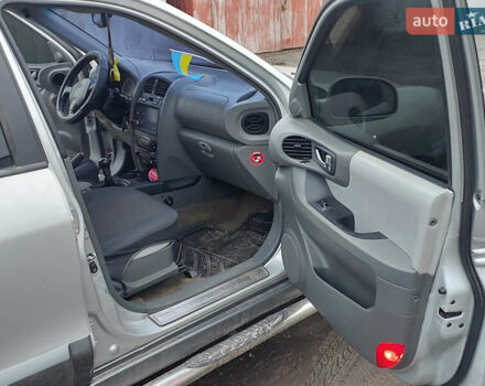 Серый Хендай Санта Фе, объемом двигателя 2 л и пробегом 200 тыс. км за 7650 $, фото 5 на Automoto.ua