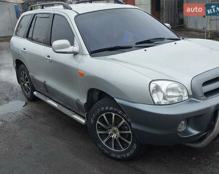 Серый Хендай Санта Фе, объемом двигателя 2 л и пробегом 200 тыс. км за 7650 $, фото 2 на Automoto.ua